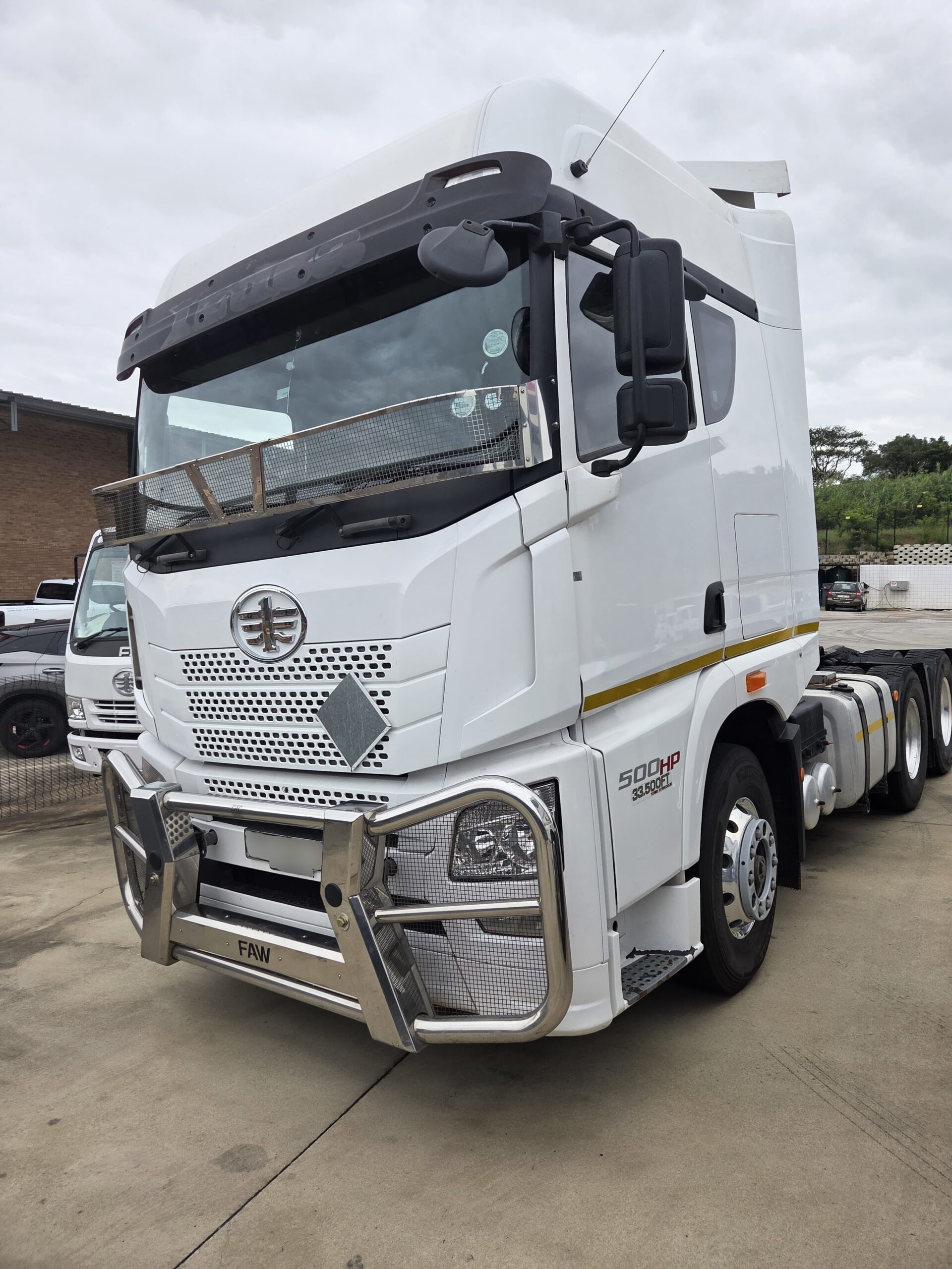 2023 FAW JH6 33.500 FT 6x4 Truck Tractor - Front view