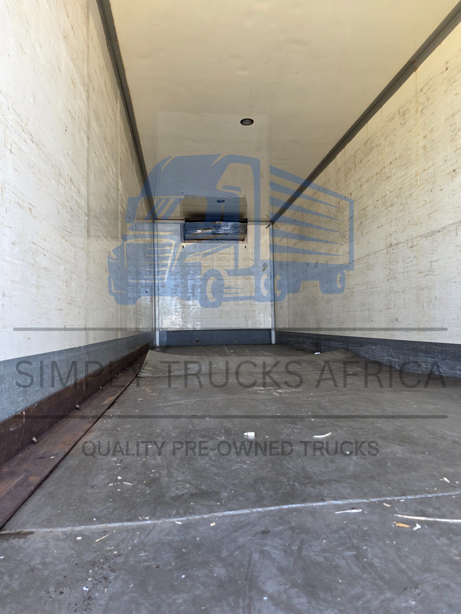 2012 VW Constellation 24-250 (6x2) Refrigerated Body - Bin interior