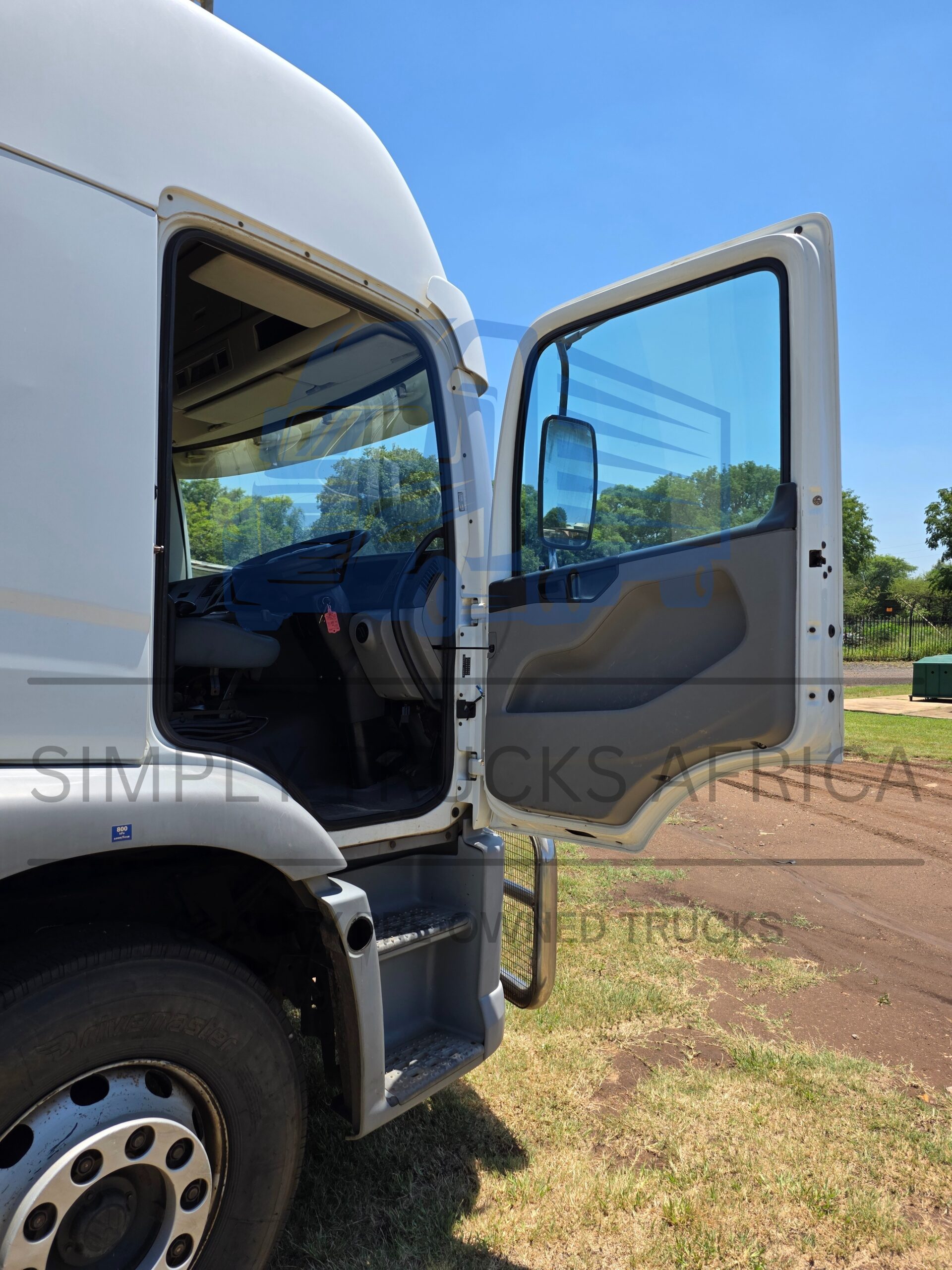 2012 VW Constellation 24-250 (6x2) Refrigerated Body - door