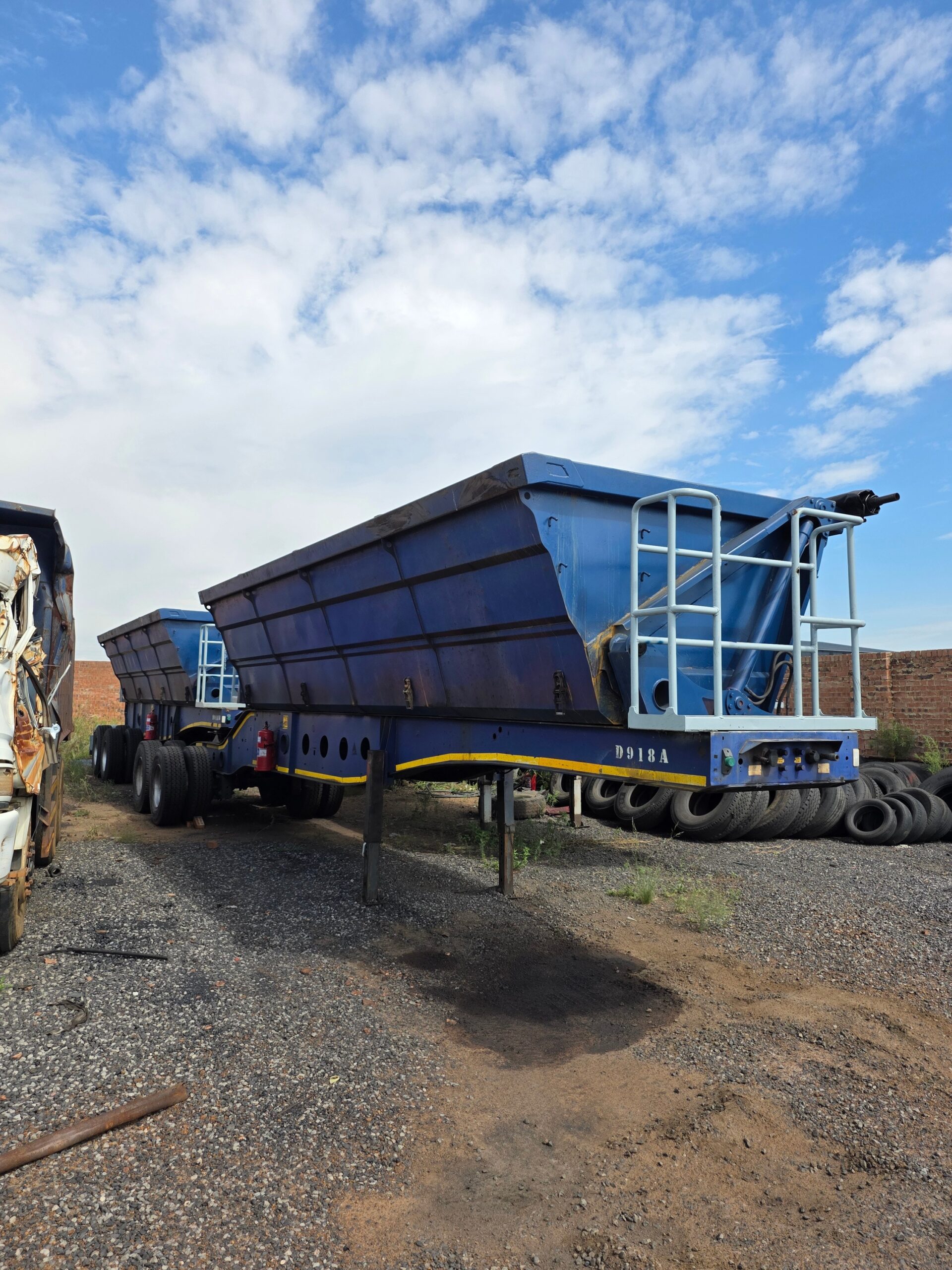 2013-Afrit-40-cube-side-tipper-trailer-0