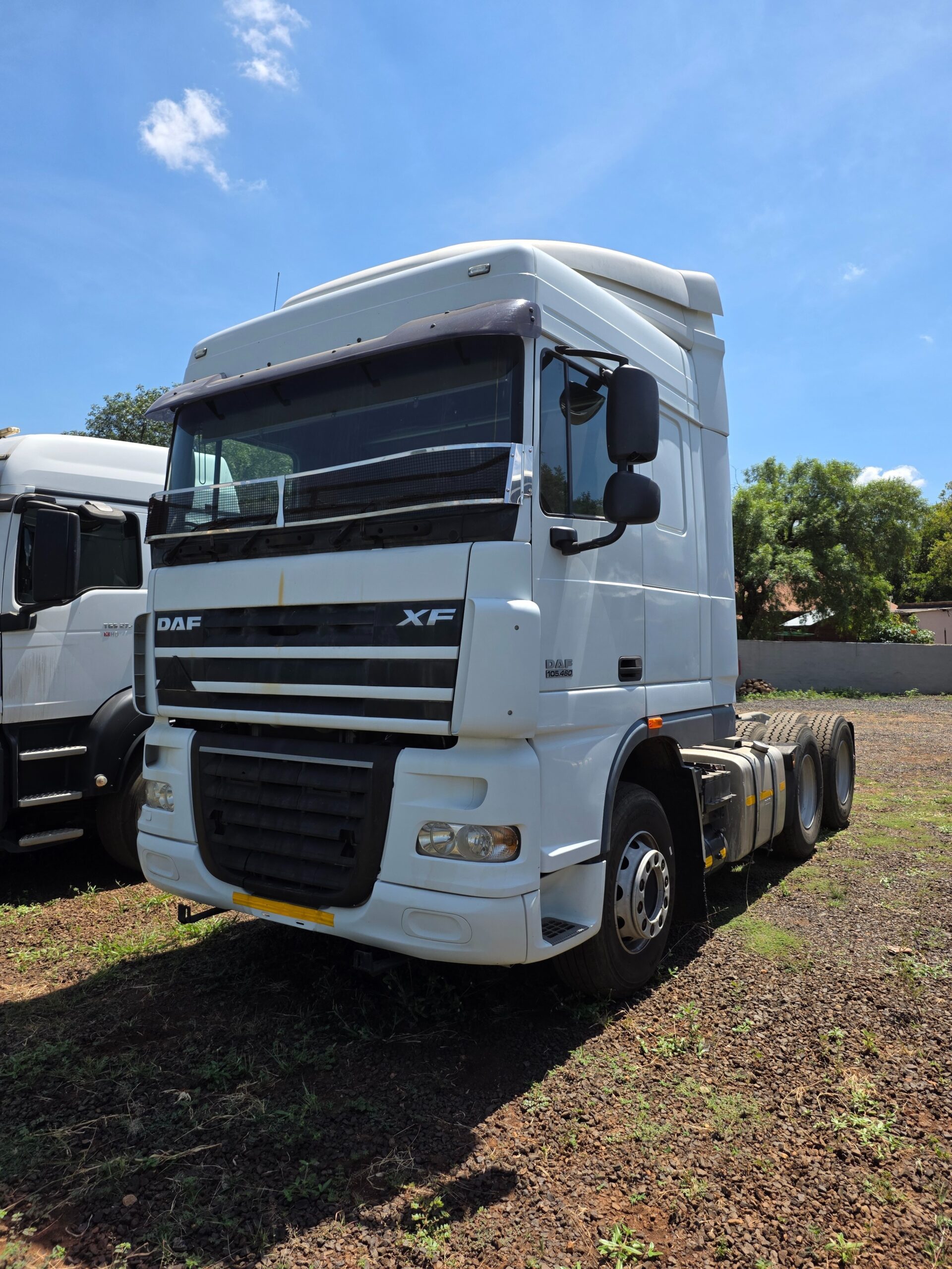 2018 DAF XF 105.460 6x4 Truck Tractor - front view