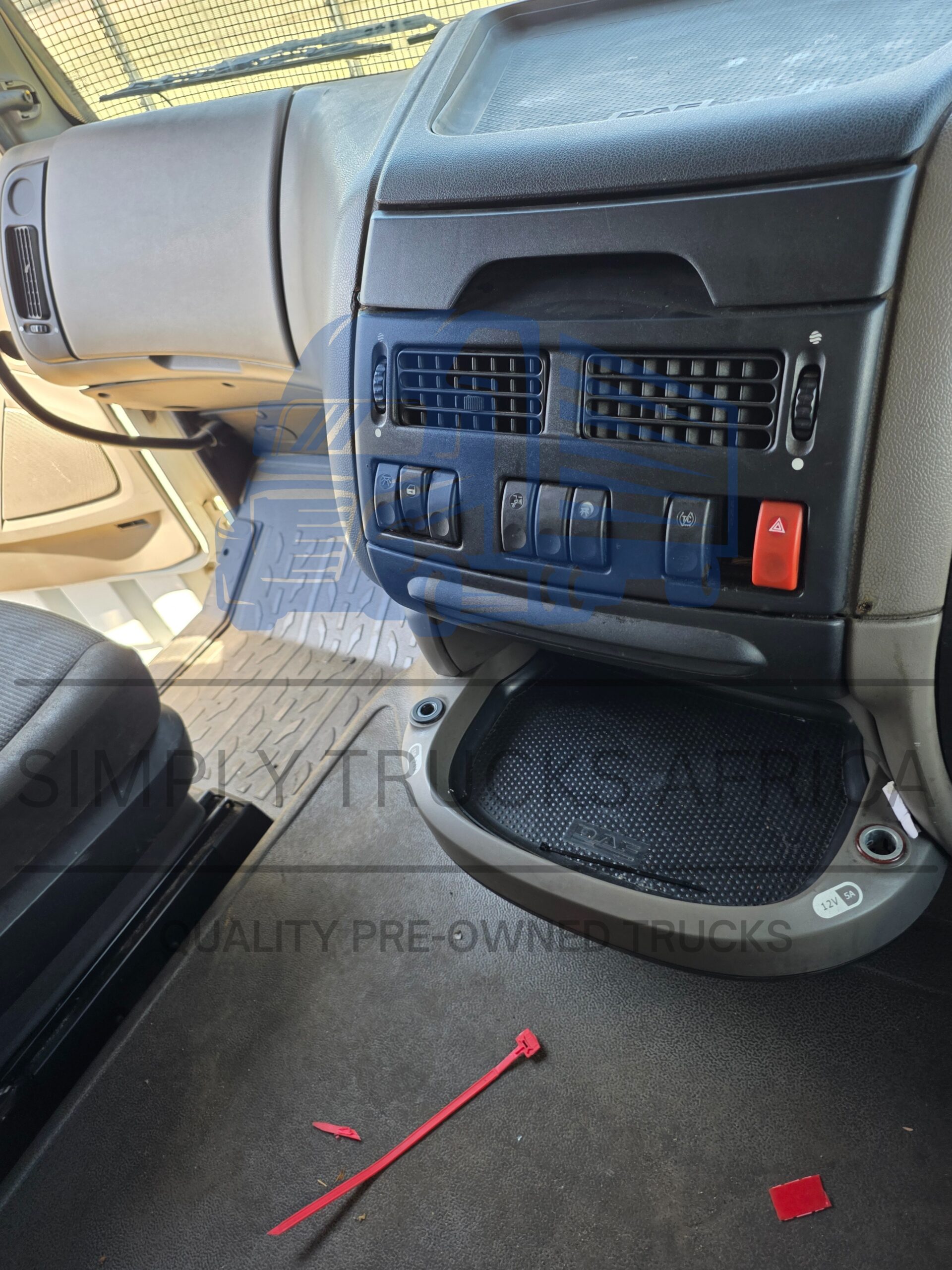 2018 DAF XF 105.460 Truck Tractor - Interior