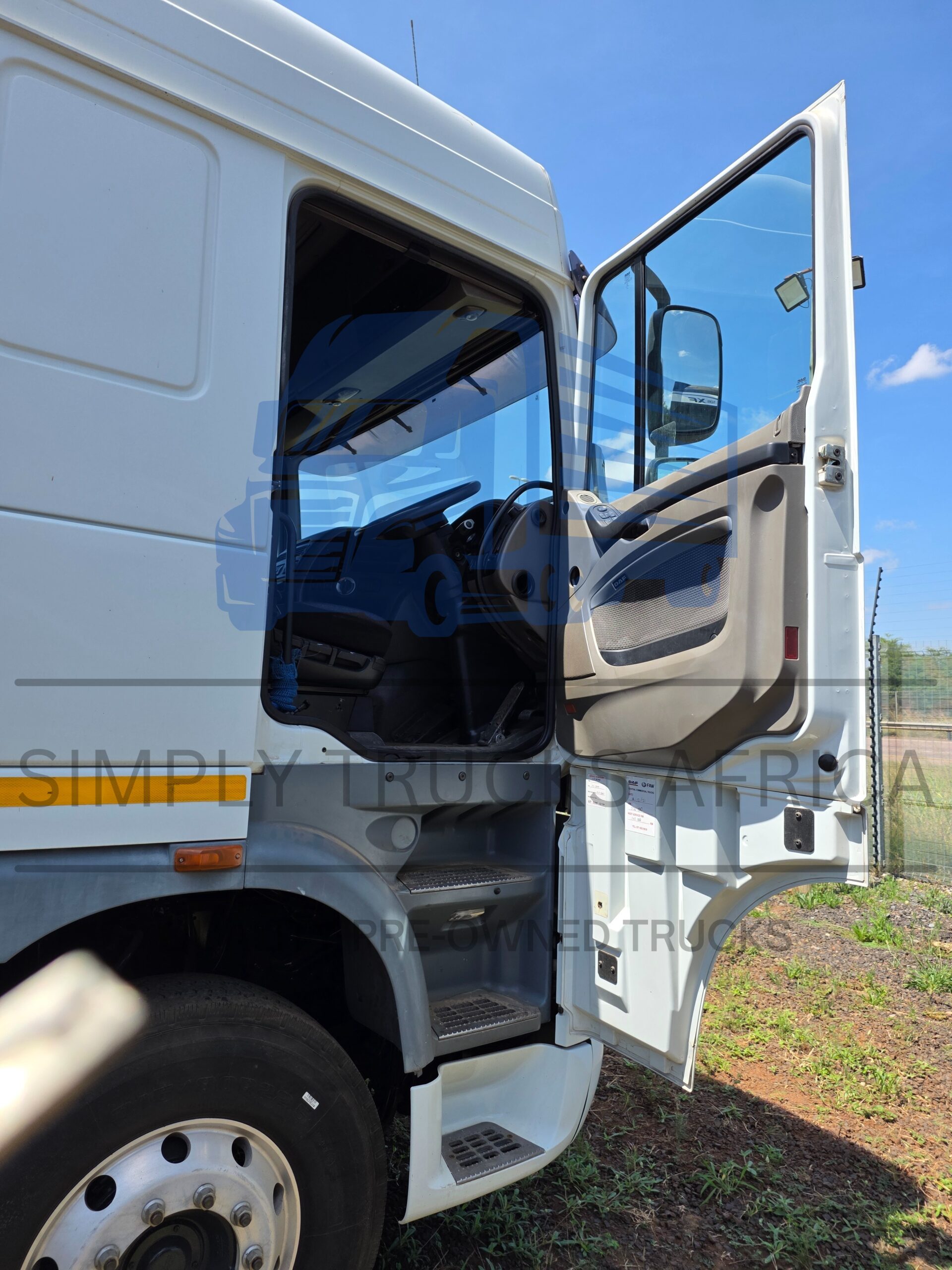 2019-DAF XF 105.460 6x4 Truck Tractor - door