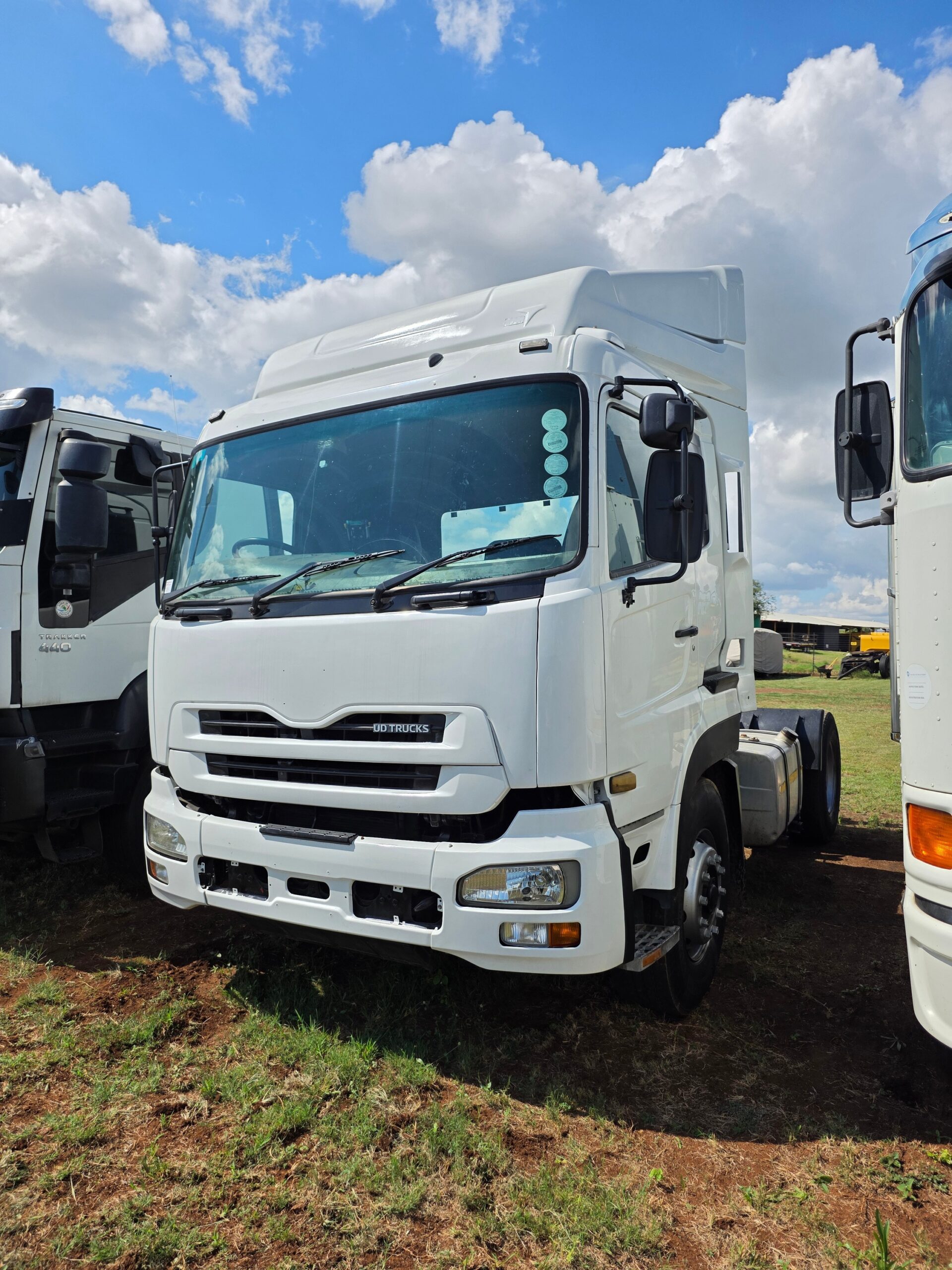 2012-UD-350-4x2-Truck-Tractor-0