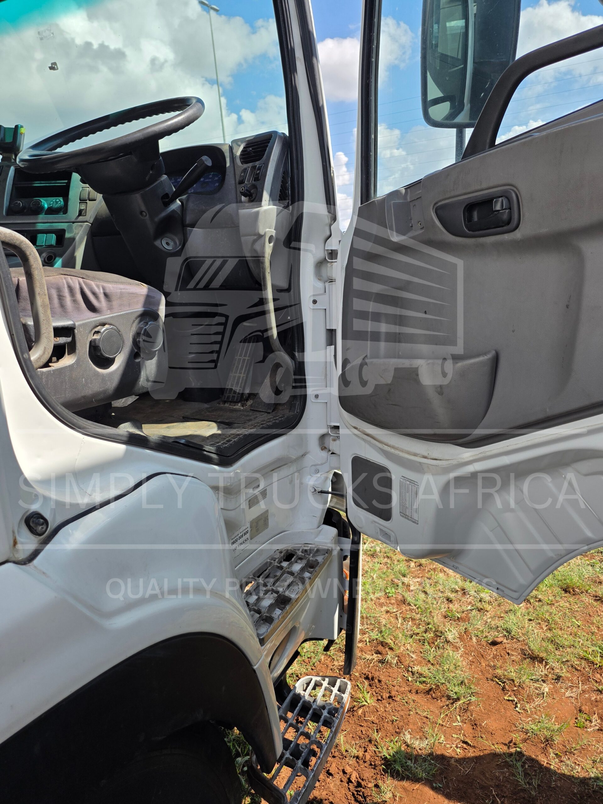 2012 UD 350 4x2 Truck Tractor - door