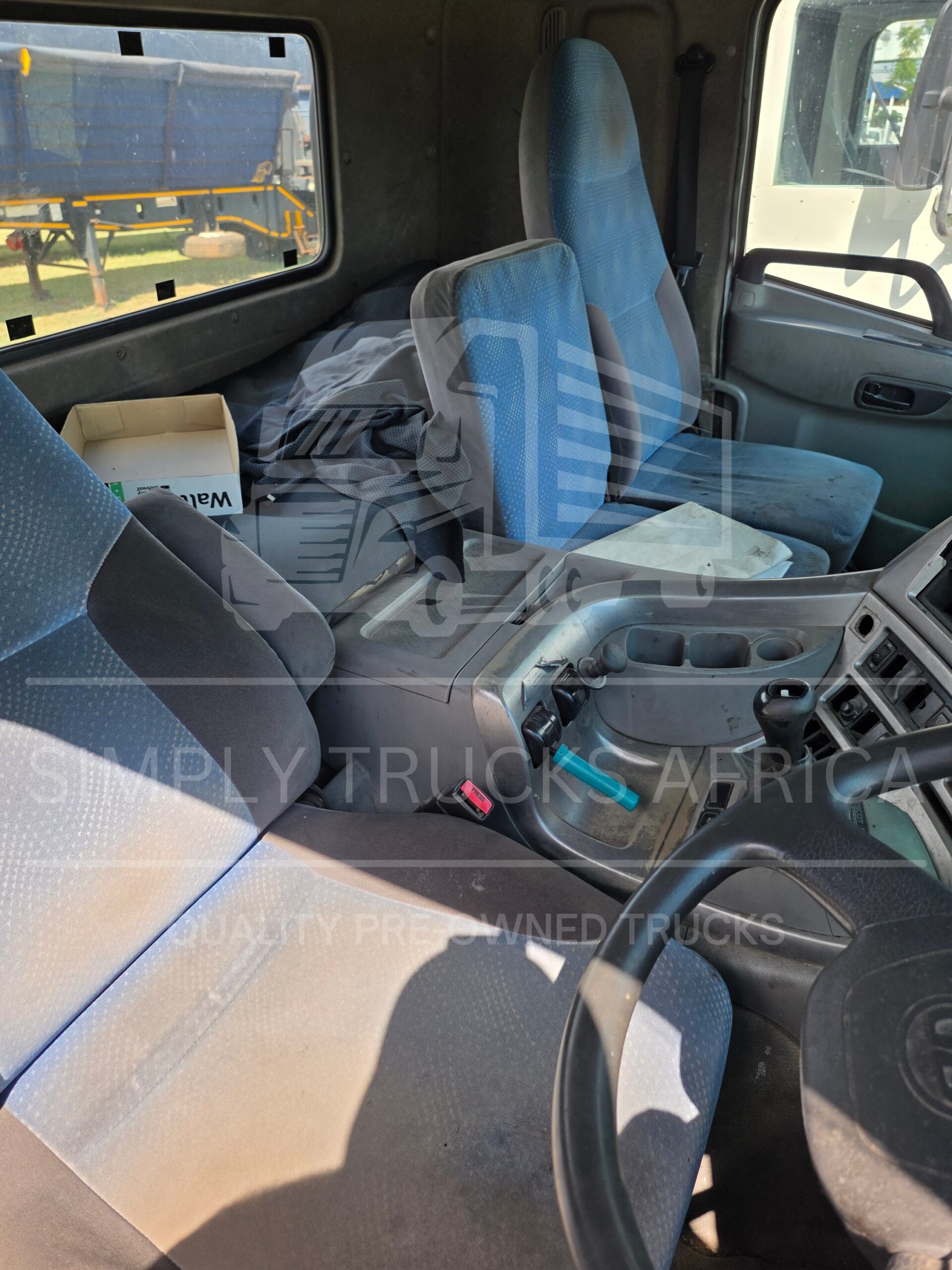 2012 UD 350 4x2 Truck Tractor - interior