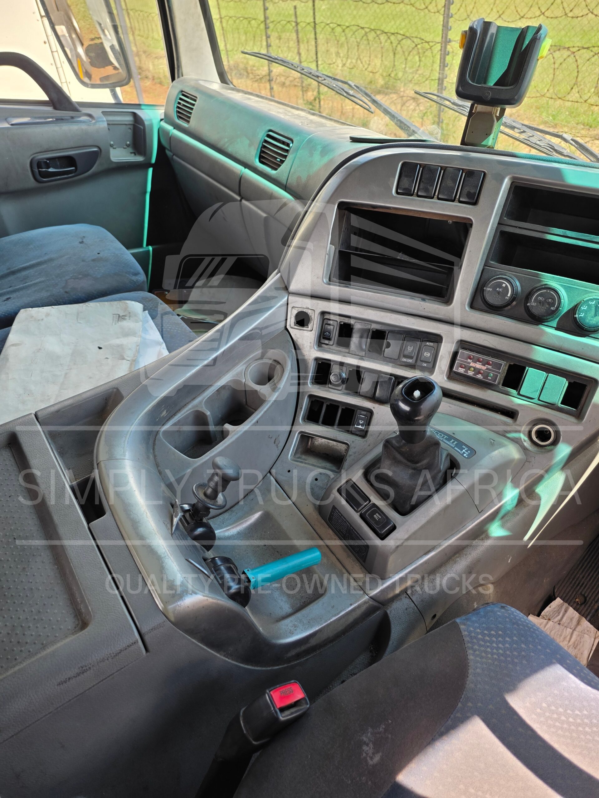 2012 UD 350 4x2 Truck Tractor - interior