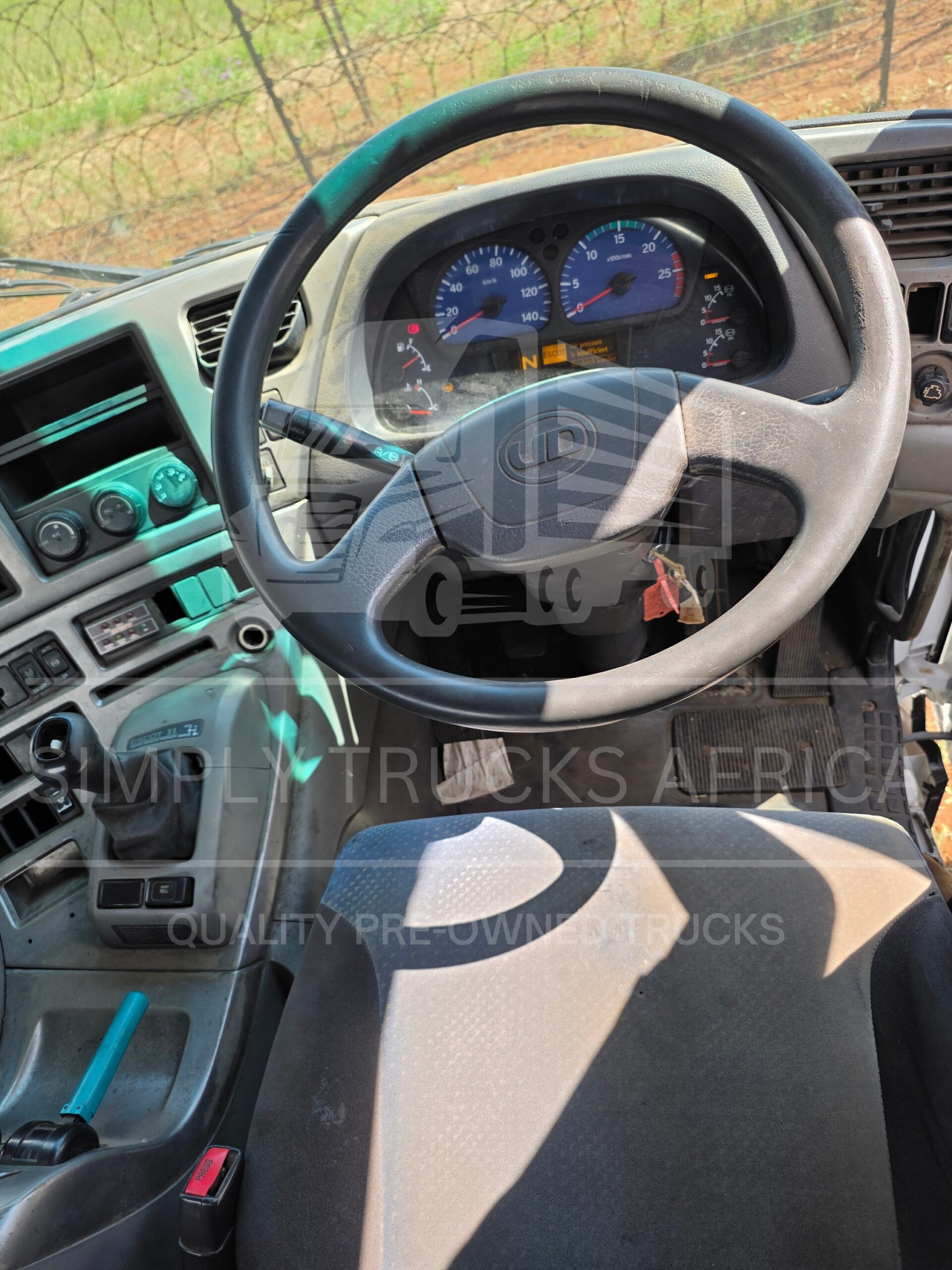 2012 UD 350 4x2 Truck Tractor - interior