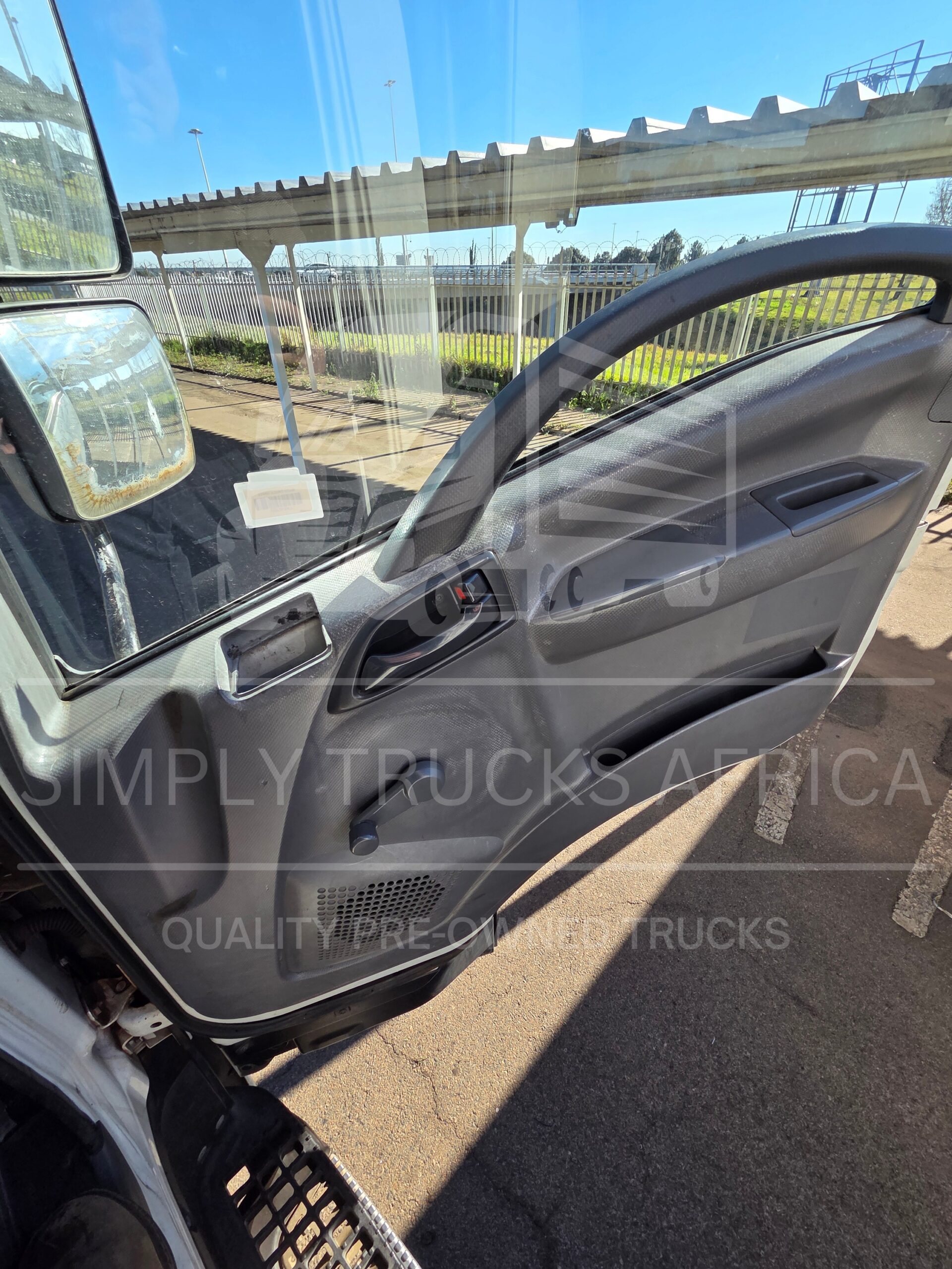 2016 Isuzu FTR 850 AMT Refrigerated Body - Door