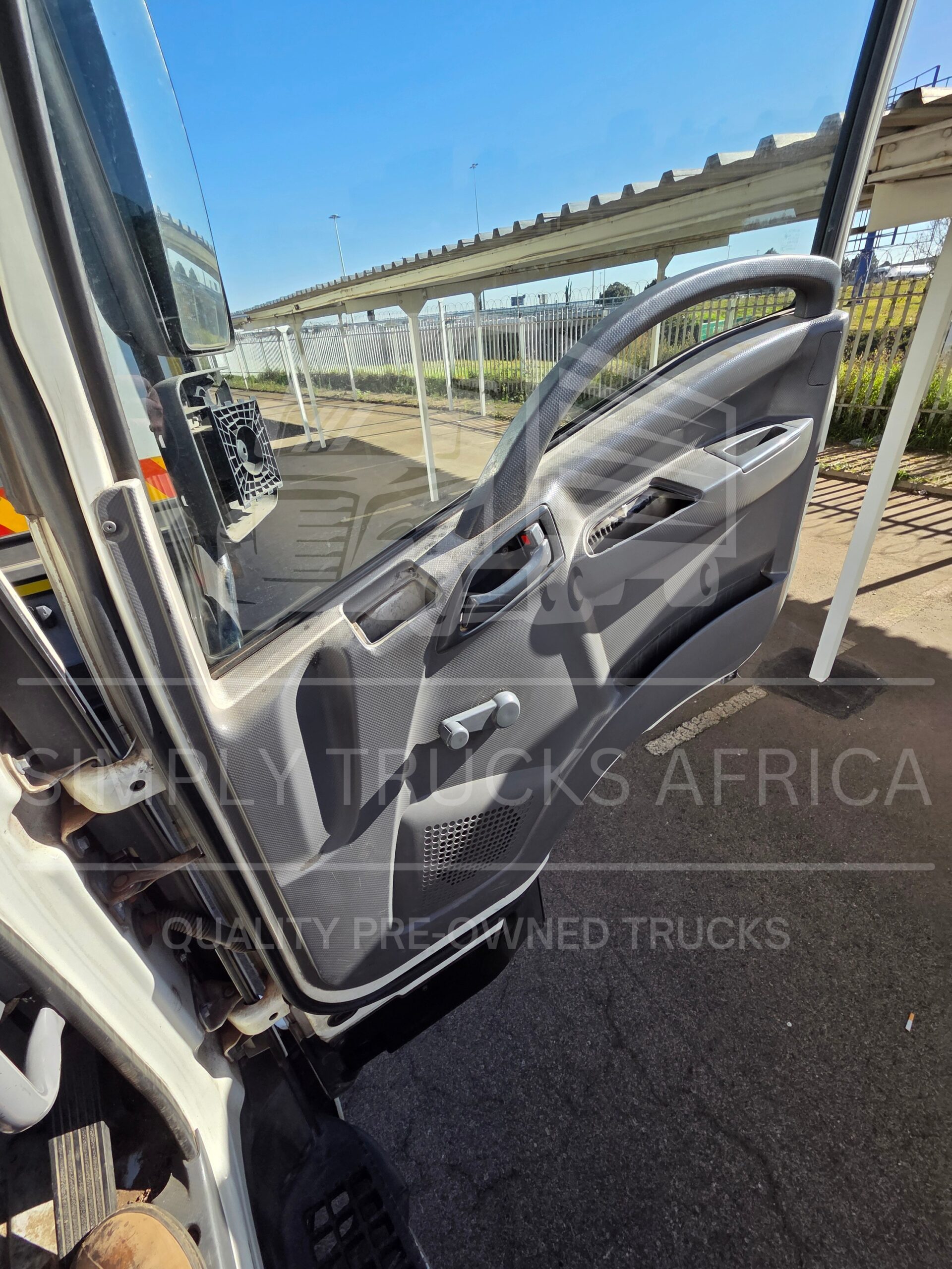 2016 Isuzu FTR 850 AMT Refrigerated Body - Door